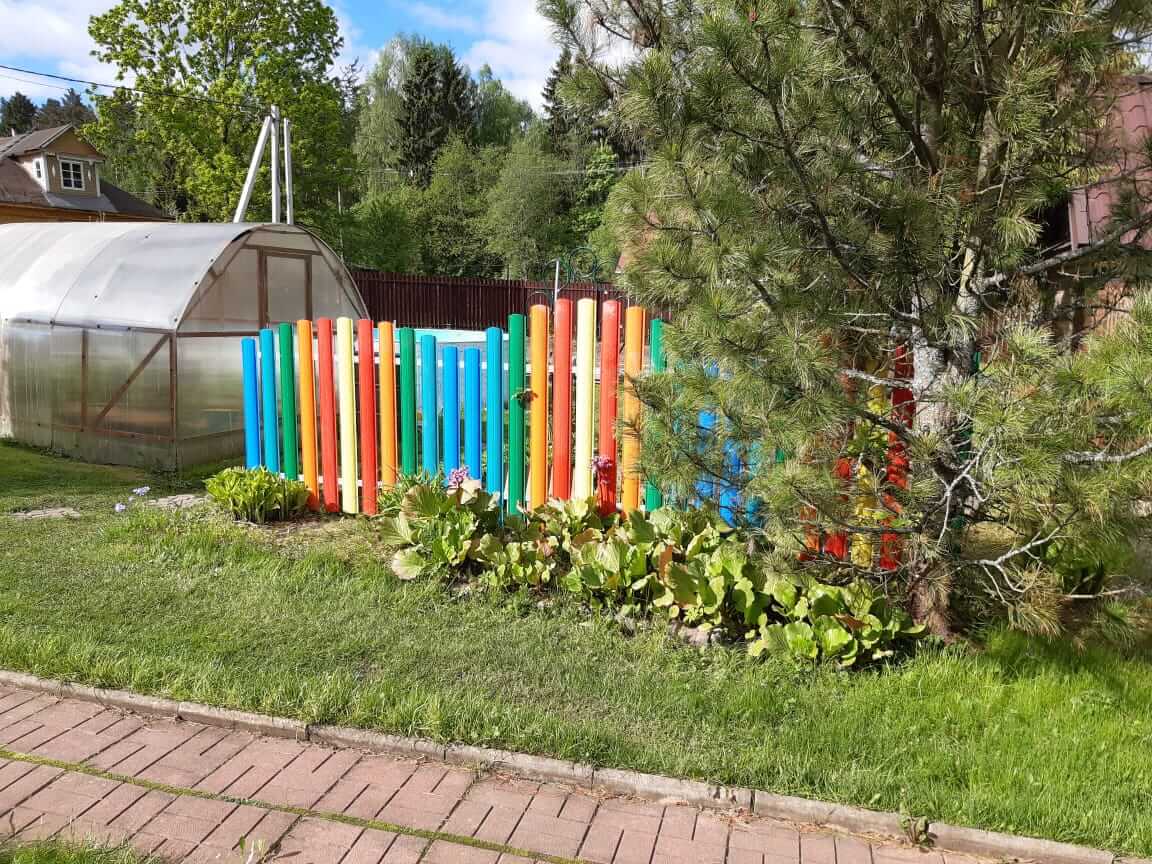 забор из разноцветного штакетника односторонний фото1 в Казахстане