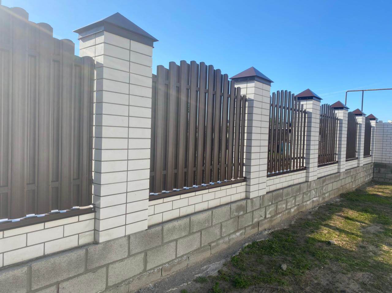 zabor-iz-shtaketnika-ral8017-shokolad-foto1 в Казахстане