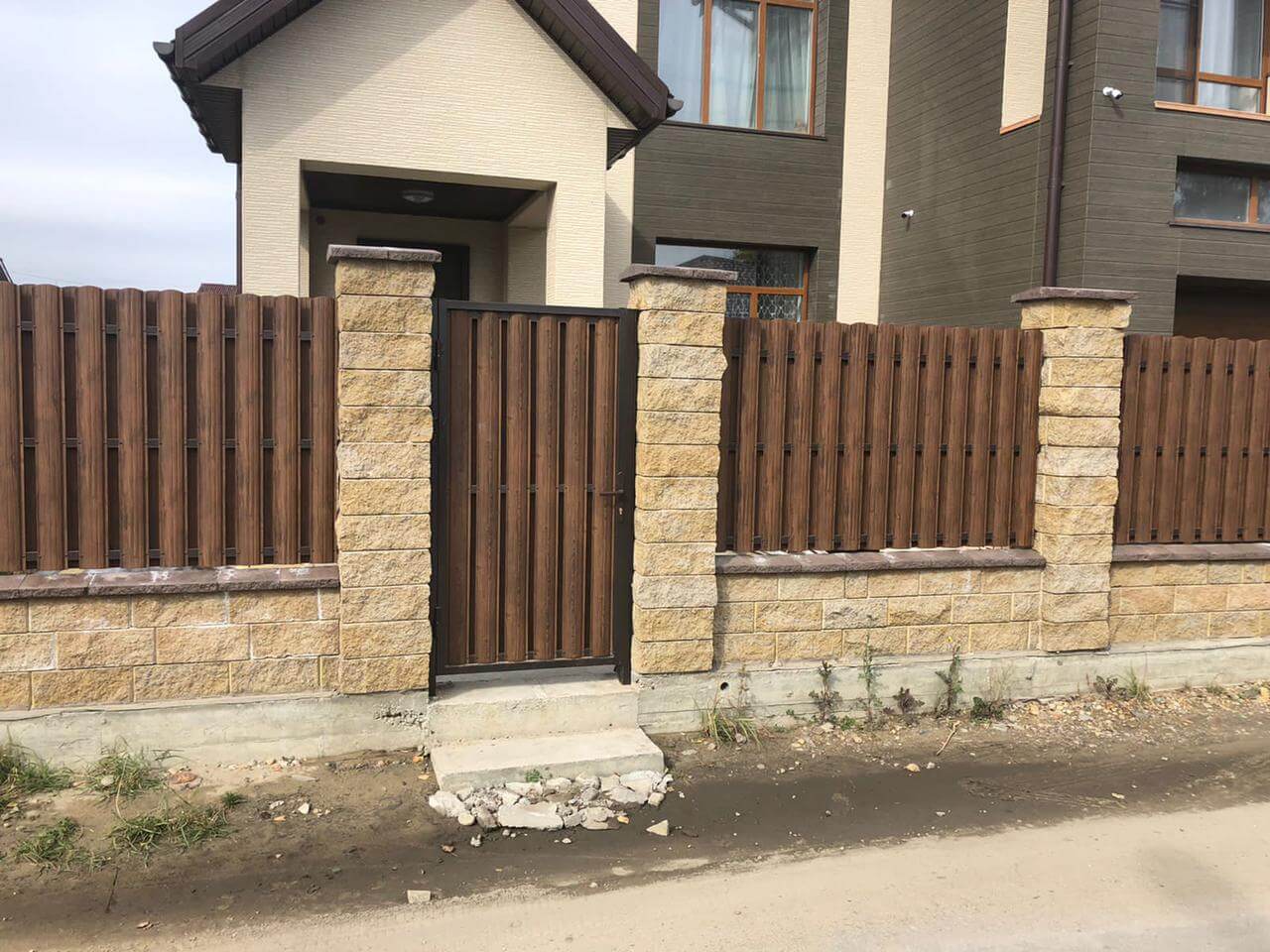 забор из штакетника каштан двухсторонний фото2 в Казахстане