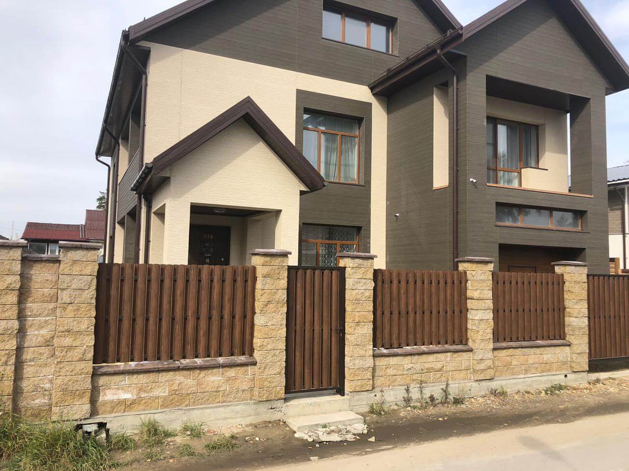забор из штакетника каштан двухсторонний фото1 в Казахстане