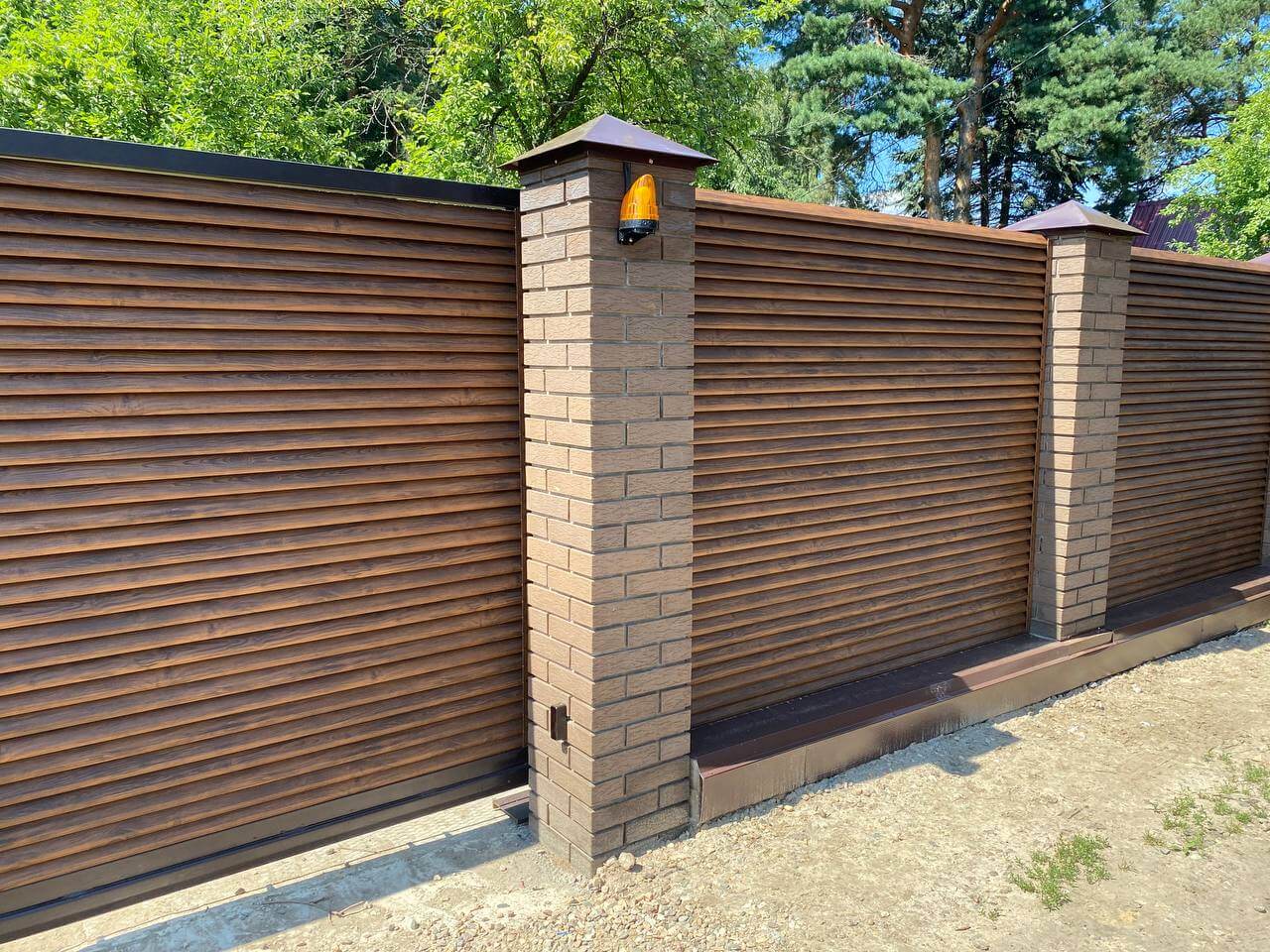 Забор-жалюзи с ламелями Реснички Printech Каштан фото1 в Казахстане