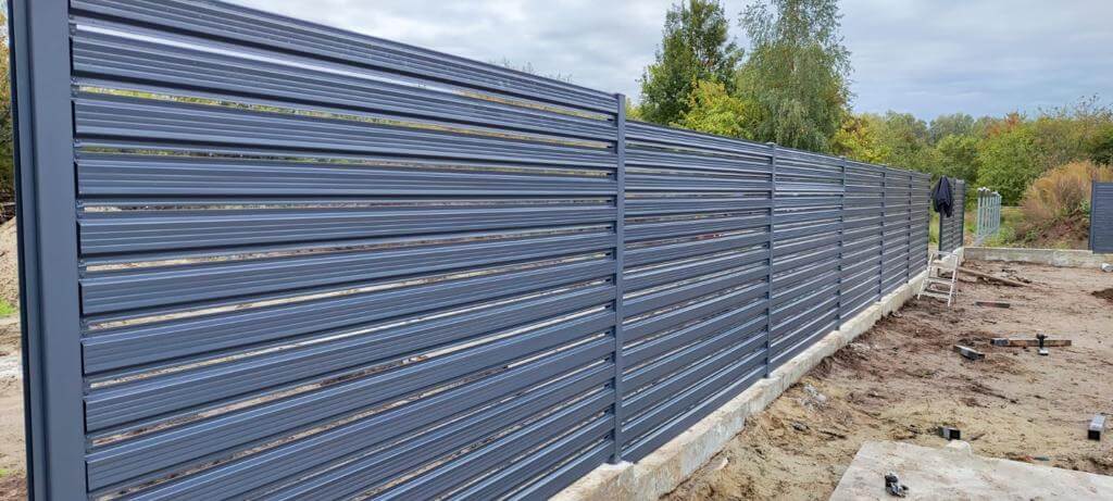 забор из штакетника ral7024/7024 серый графит двусторонний фото8 в Казахстане