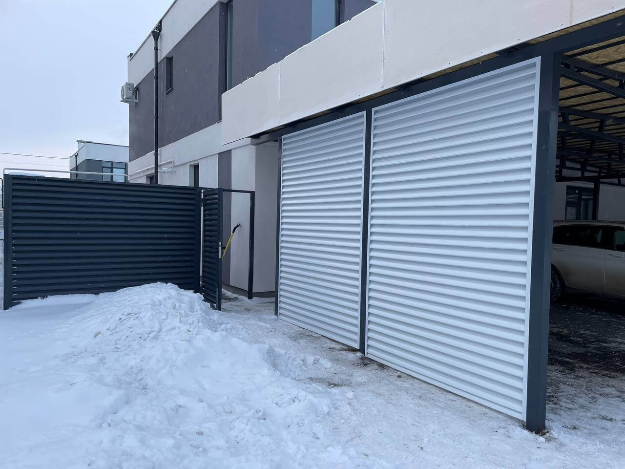Парковочное место из ламелей Еврожалюзи RAL9003/9003 Белый двусторонний фото 1 в Казахстане