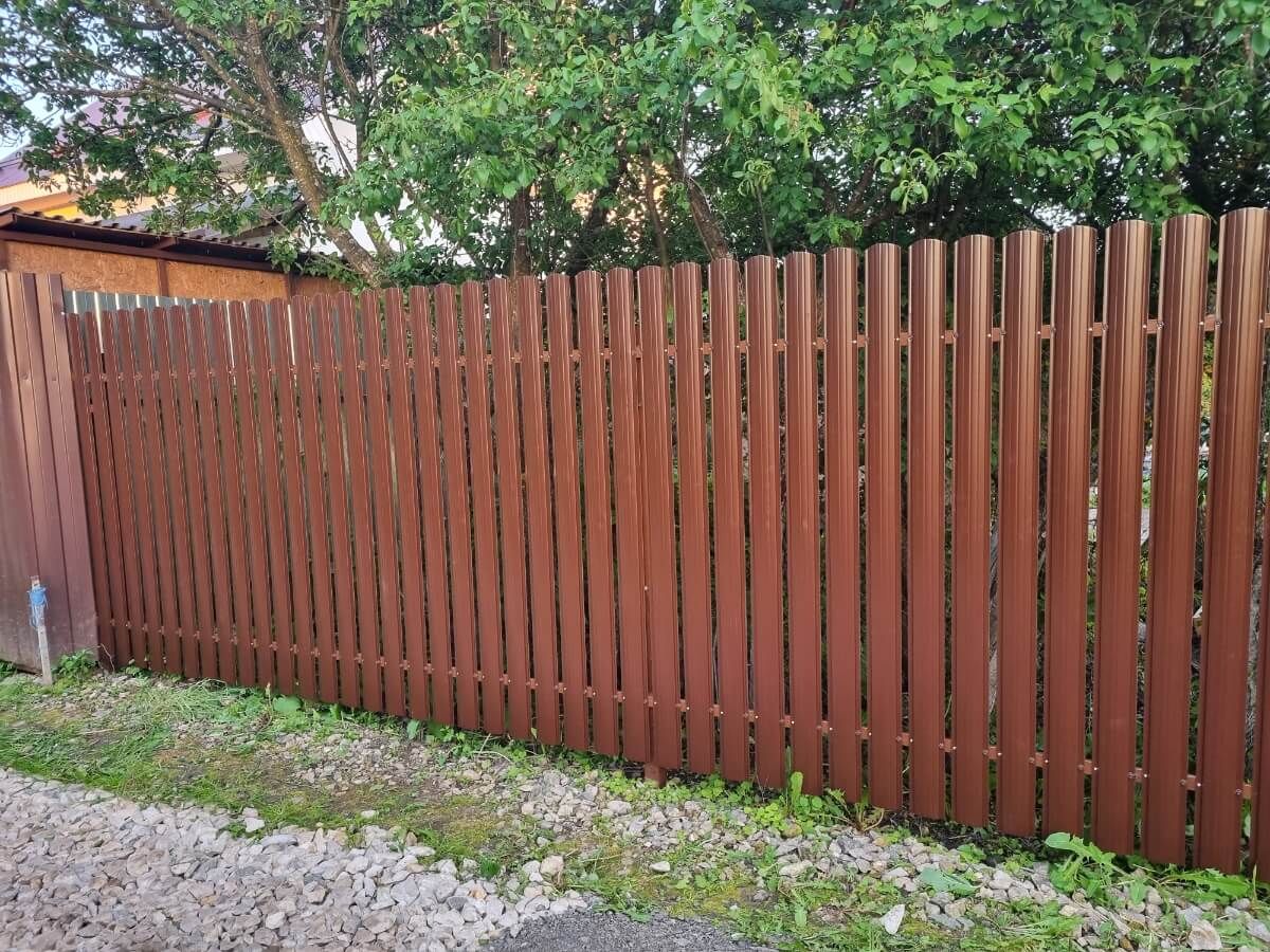 Забор из полукруглого штакетника 16м RAL8017/RAL8017 Шоколад 2-х сторонний в Казахстане