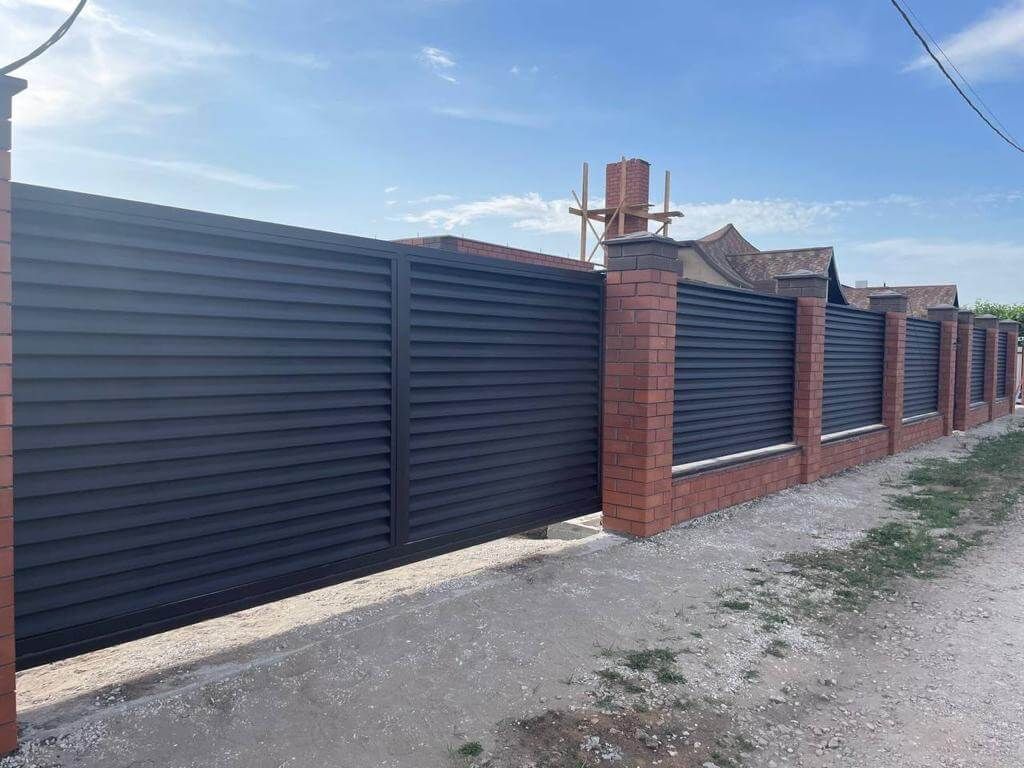 Забор из ламелей еврожалюзи 21м RAL8019/8019 Темный Шоколад МАТТЕ двухсторонний в Казахстане