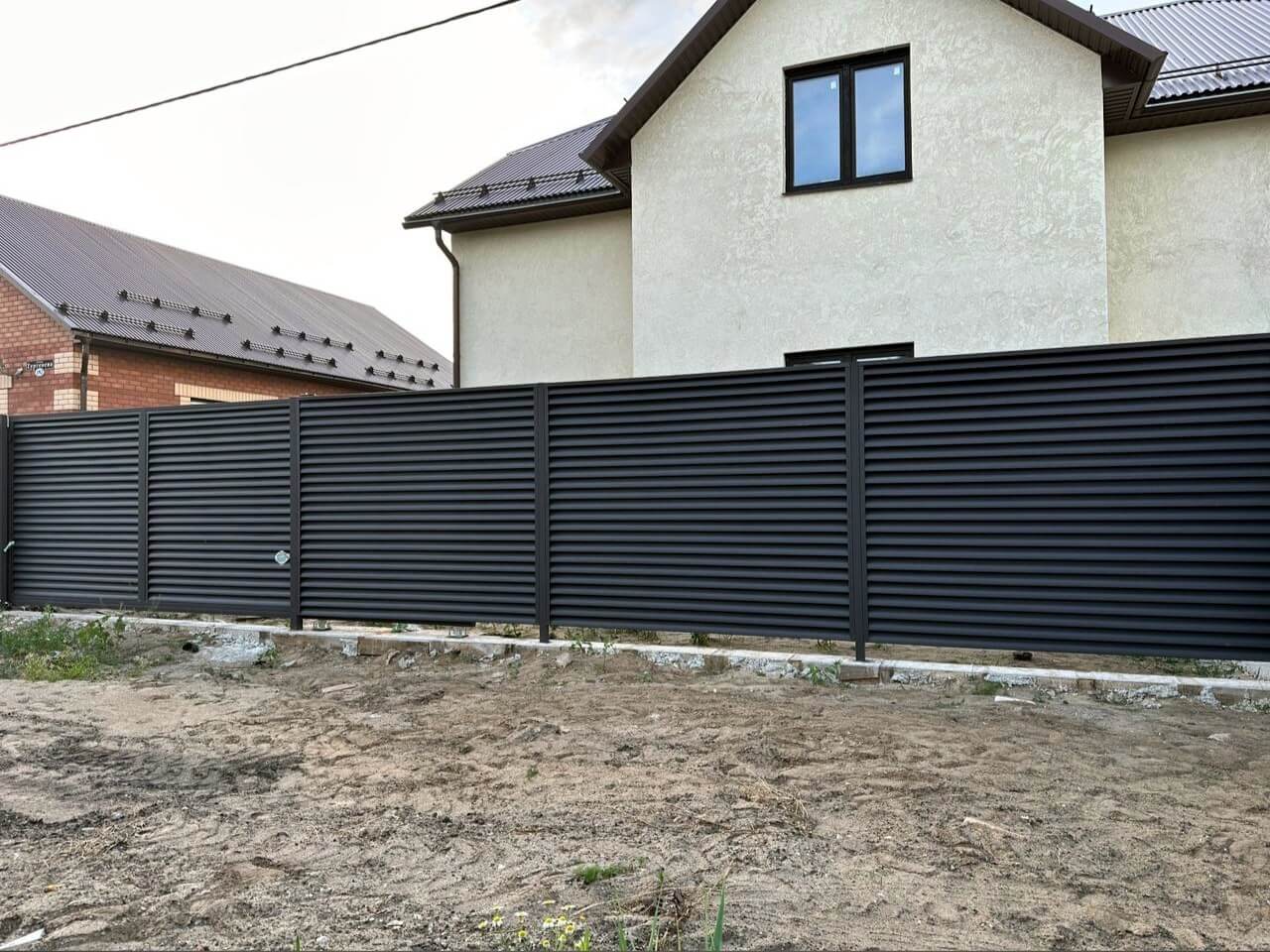 Забор с ламелями еврожалюзи 18м RAL8019/8019 Темный Шоколад МАТТЕ двусторонний фото 1 в Казахстане