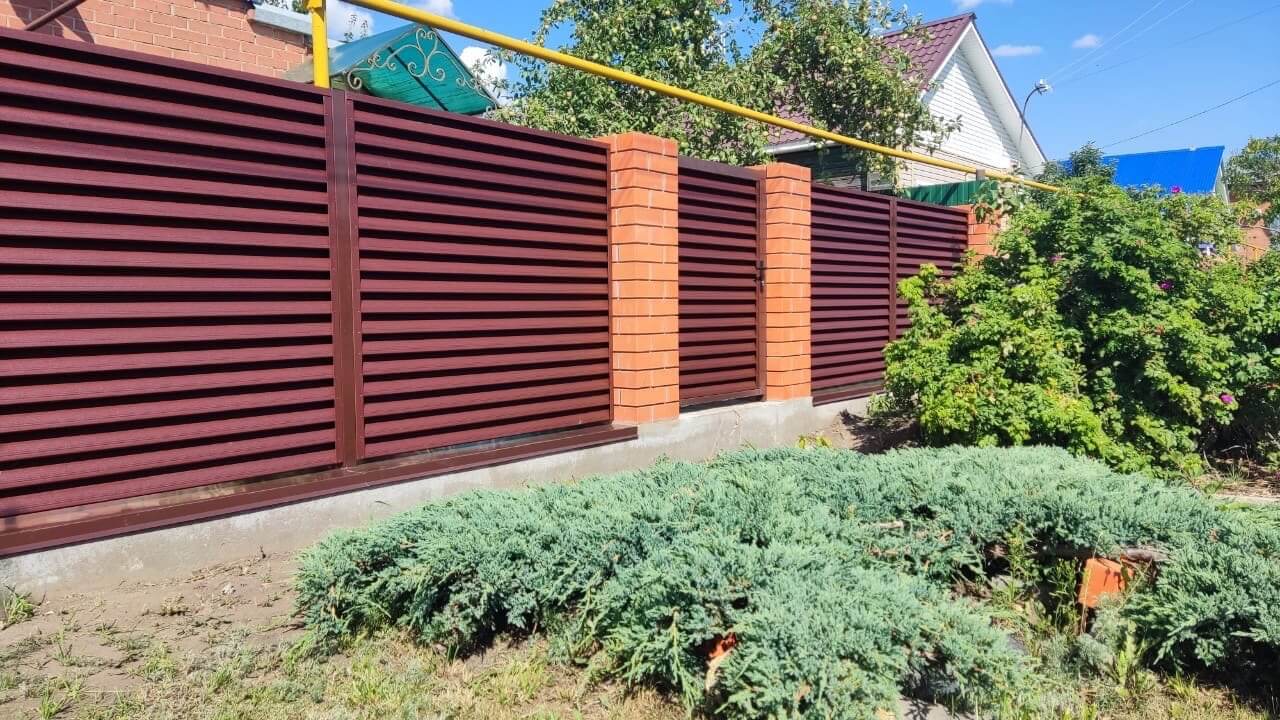 Забор-жалюзи из ламелей Еврожалюзи 20м RAL8017 Шоколад фото 1 в Казахстане