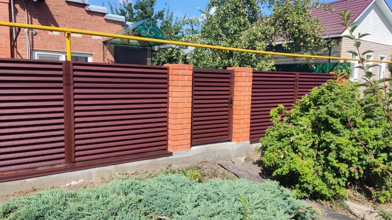Забор-жалюзи из ламелей Еврожалюзи 20м RAL8017 Шоколад в Казахстане