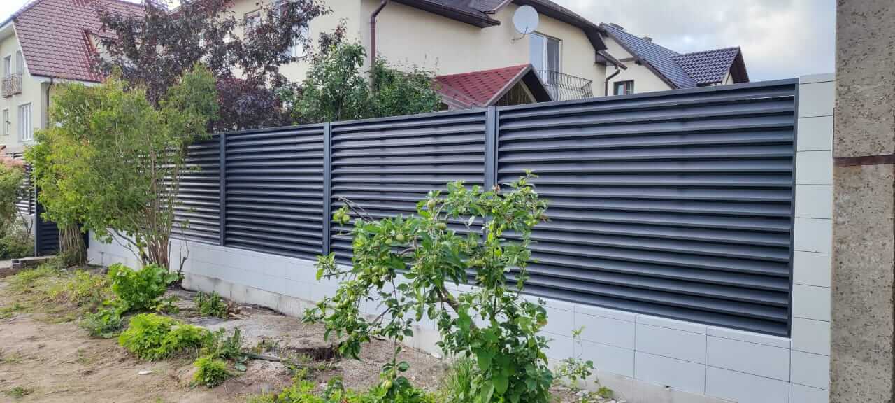 Забор-жалюзи из ламелей ЭКО-Z 17м RAL7024 Серый Графит фото 6 в Казахстане