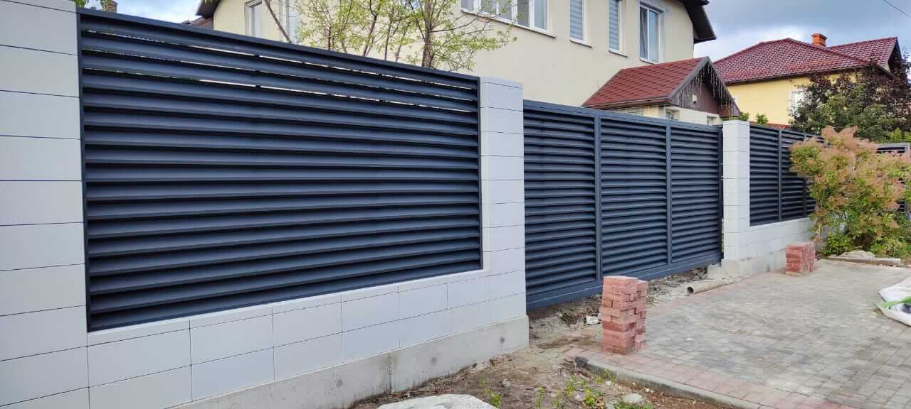 Забор-жалюзи из ламелей ЭКО-Z 17м RAL7024 Серый Графит фото 2 в Казахстане
