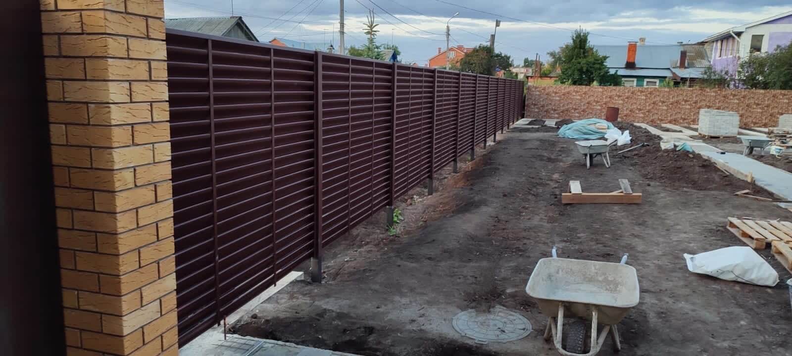 Забор из ламелей еврожалюзи 19м RAL8017/8017 Шоколад двусторонний фото 1 в Казахстане