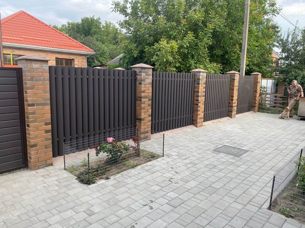 Забор из штакетника полукруглого 22м RAL8019 Темный Шоколад МАТТЕ фото 3 в Казахстане