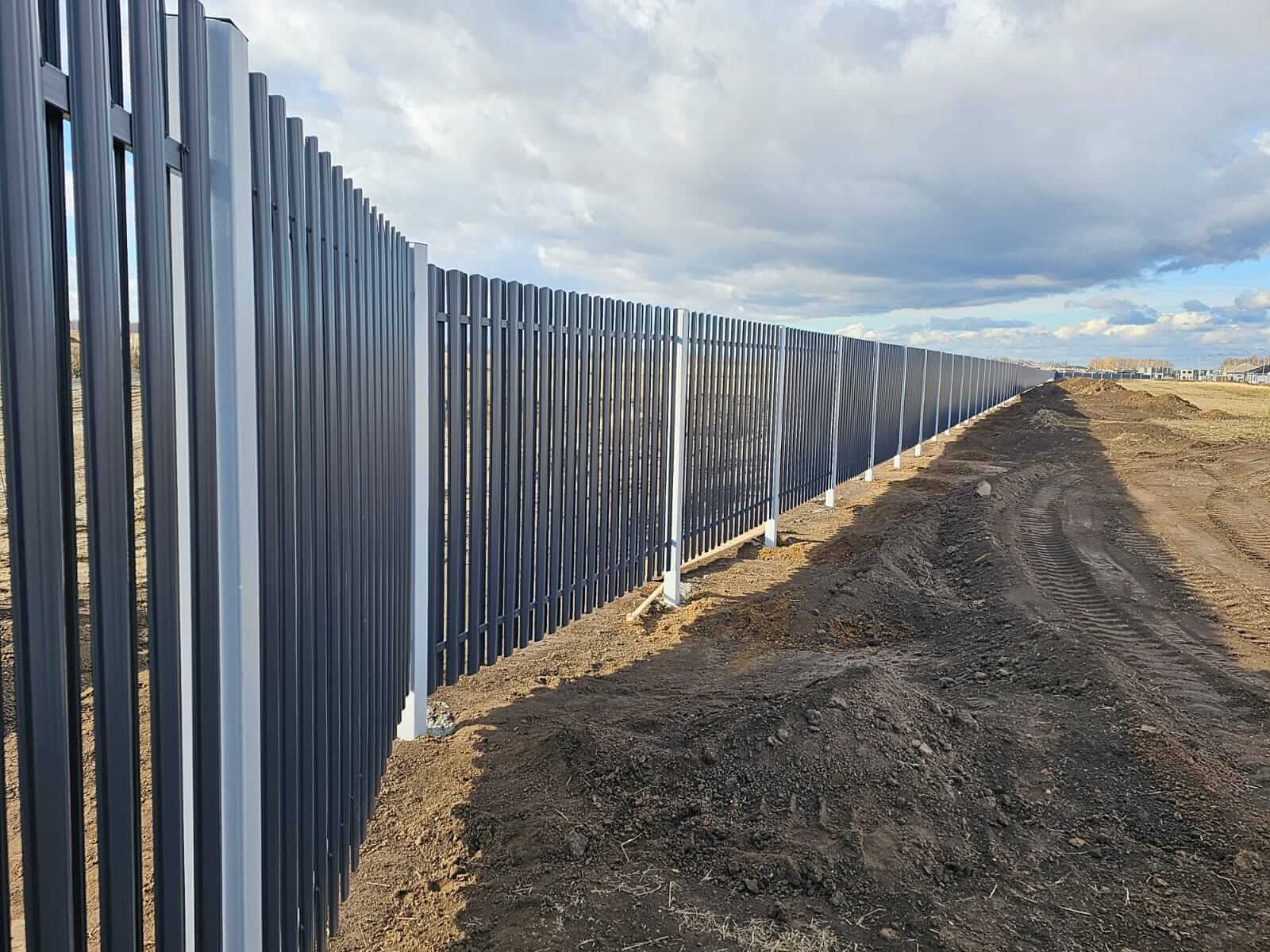 Забор из евроштакетника 234м RAL7024/7024 Серый Графит двусторонний фото 4 в Казахстане