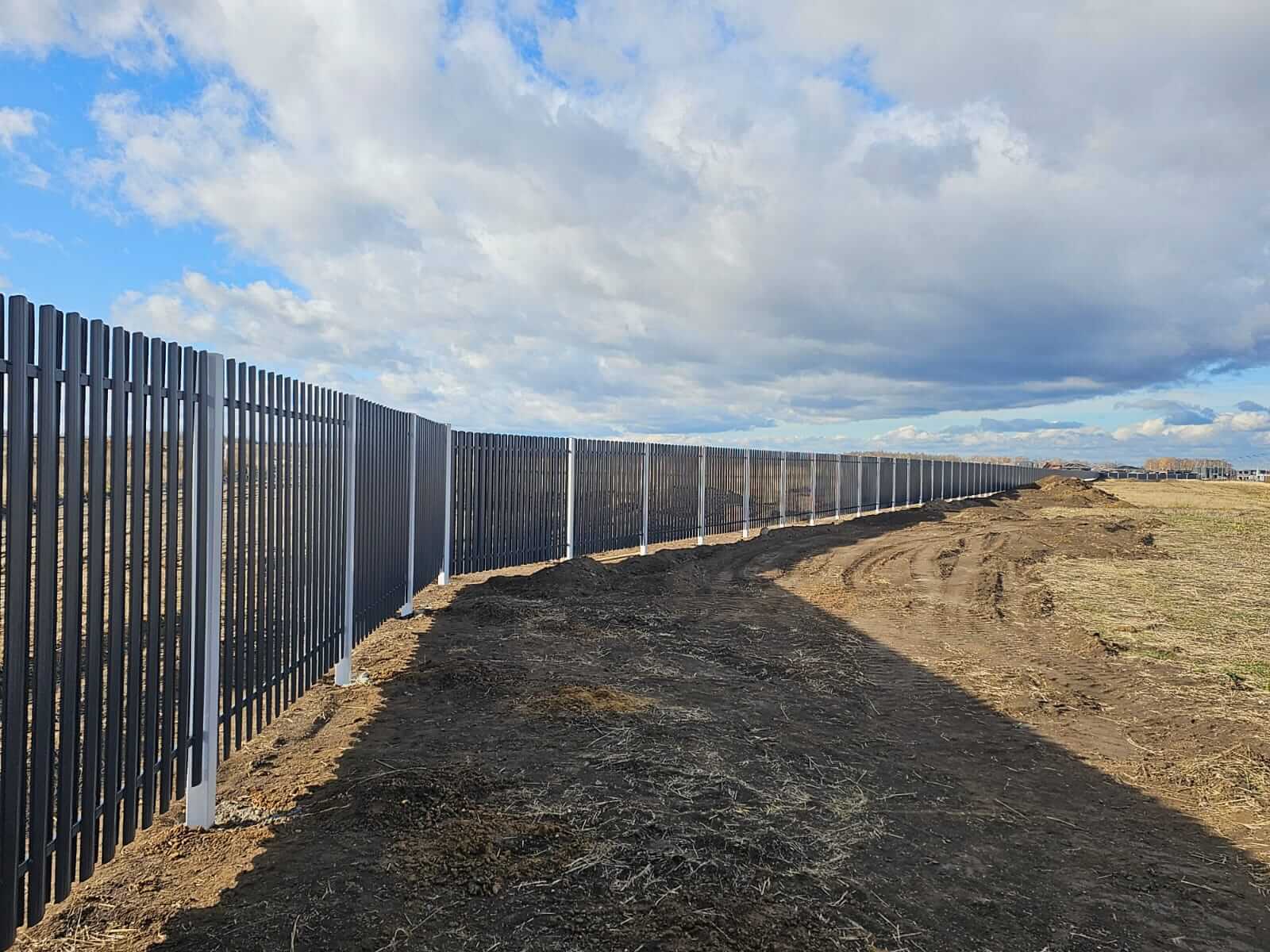 Забор из евроштакетника 234м RAL7024/7024 Серый Графит двусторонний фото 3 в Казахстане