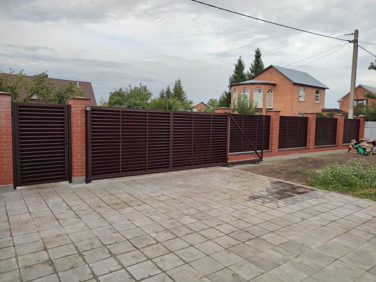 Забор из ламелей Еврожалюзи 28м RAL8017/8017 Шоколад двусторонний фото 3 в Казахстане