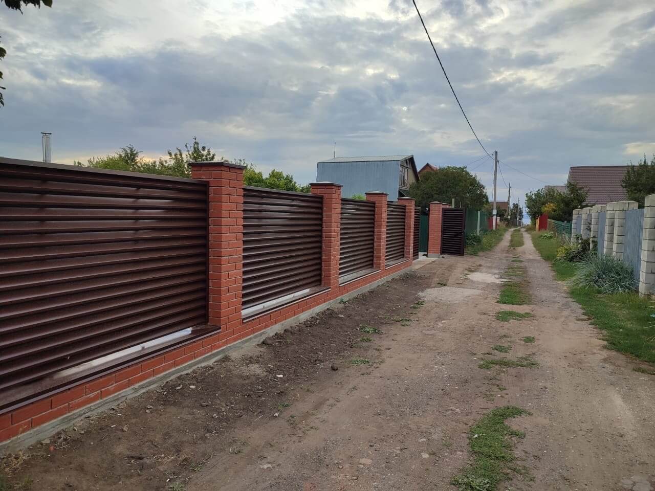 Забор из ламелей Еврожалюзи 28м RAL8017/8017 Шоколад двусторонний фото 2 в Казахстане
