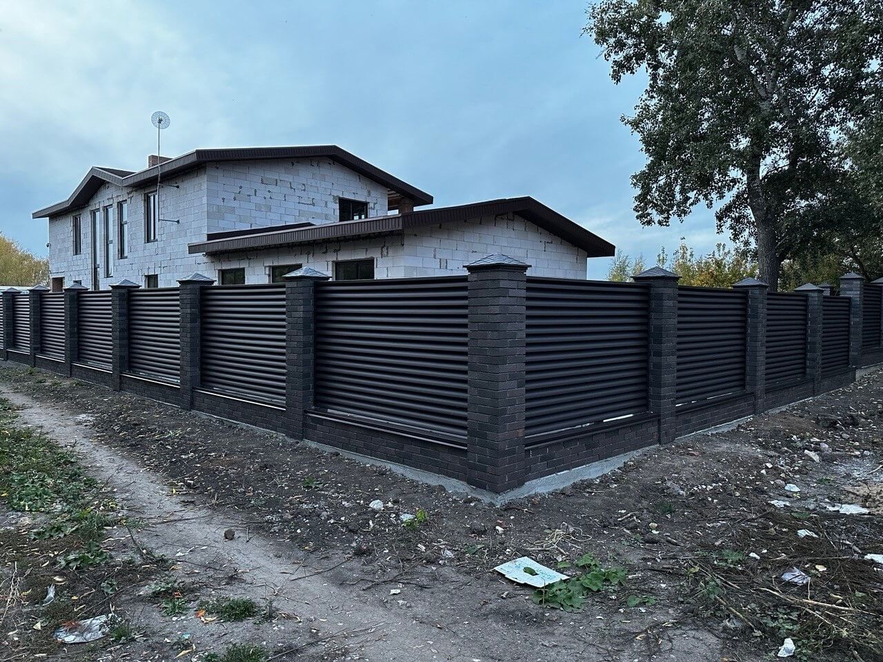 Забор из ламелей Еврожалюзи 38м RAL8019/8019 Темный Шоколад двусторонний MATTE фото 2 в Казахстане