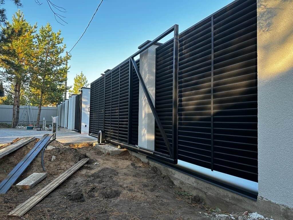 Забор-жалюзи 18м RAL9005/9005 Черный двухсторонний МАТТЕ фото 1 в Казахстане