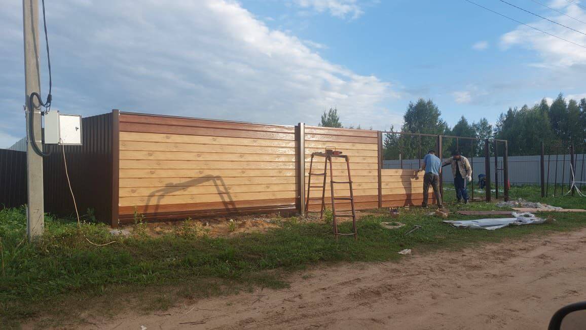 Забор из металлосайдинга Евро-Брус 34м Клен Светлый (SteelArt) + Темное Дерево (Printech) фото 1 в Казахстане