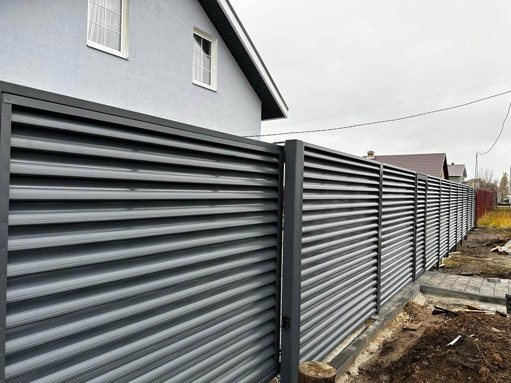 Забор-жалюзи из ламелей Еврожалюзи 28м RAL7024/7024 Серый Графит двусторонний фото 4 в Казахстане