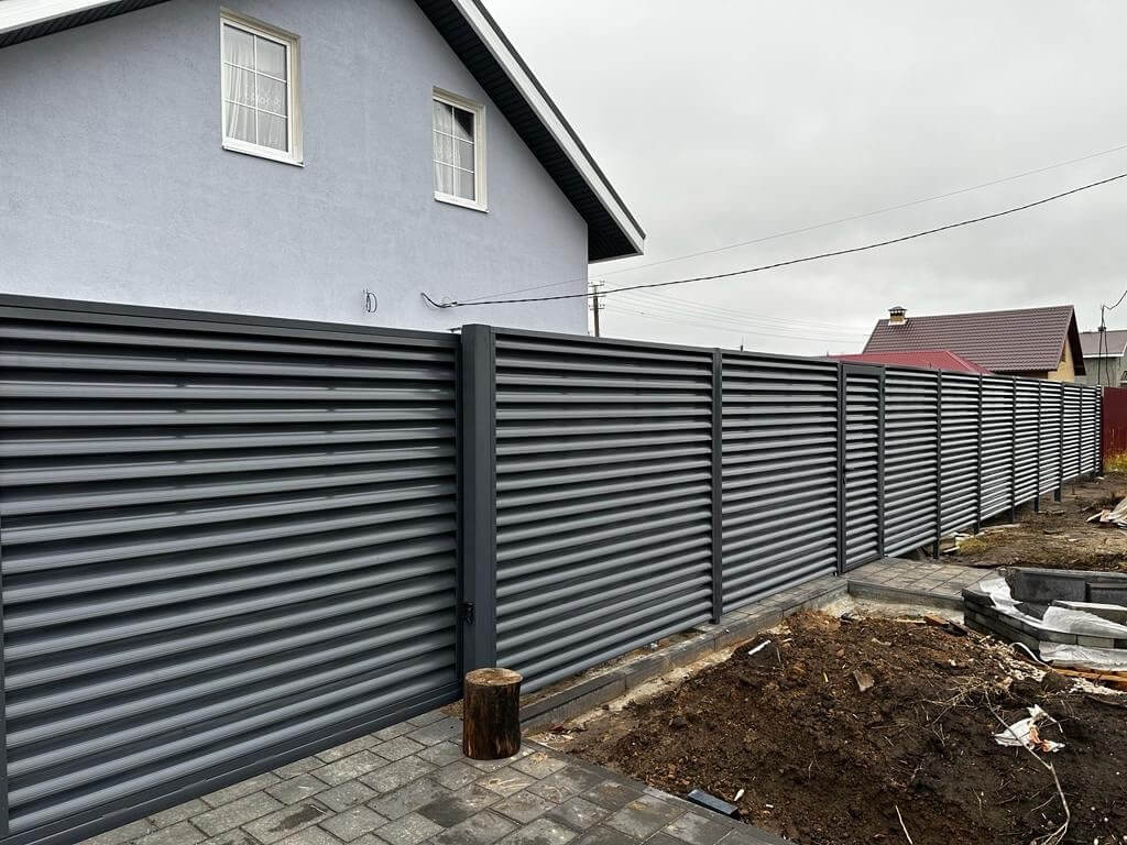 Забор-жалюзи из ламелей Еврожалюзи 28м RAL7024/7024 Серый Графит двусторонний в Казахстане