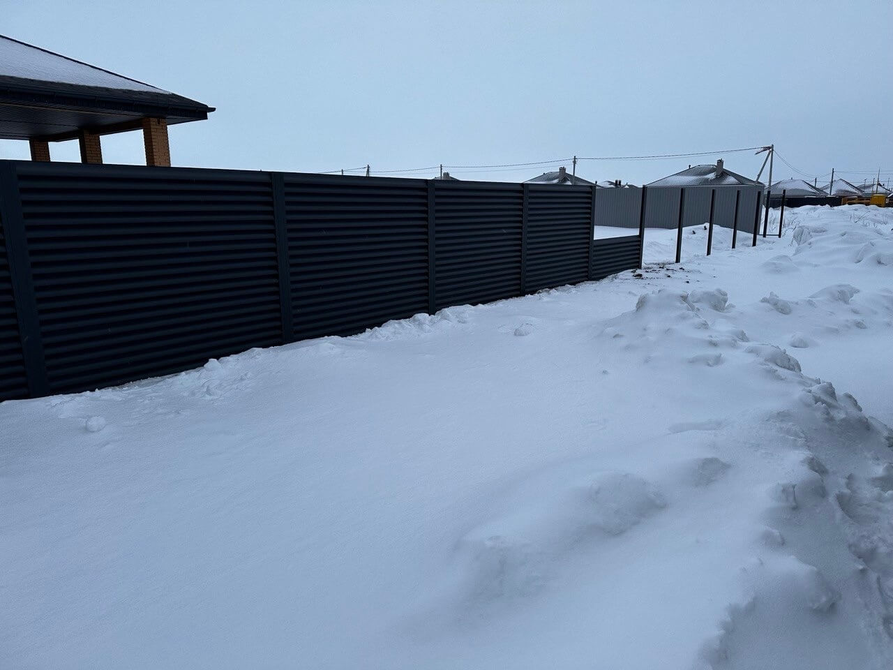 Забор-жалюзи из ламелей еврожалюзи 57м RAL7024 Серый Графит МАТТЕ фото 6 в Казахстане