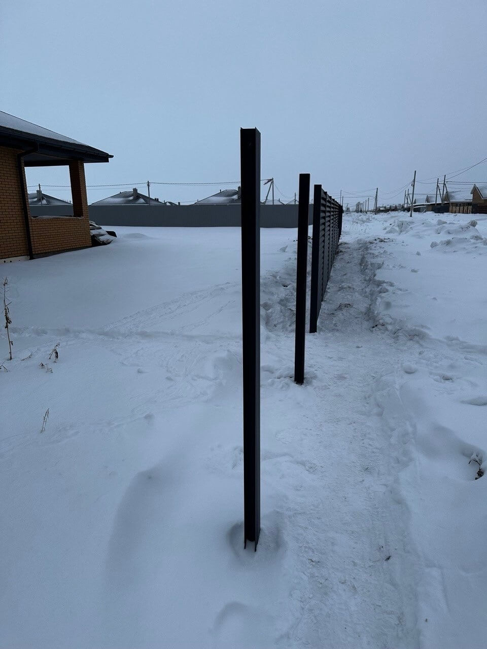 Забор-жалюзи из ламелей еврожалюзи 57м RAL7024 Серый Графит МАТТЕ фото 5 в Казахстане