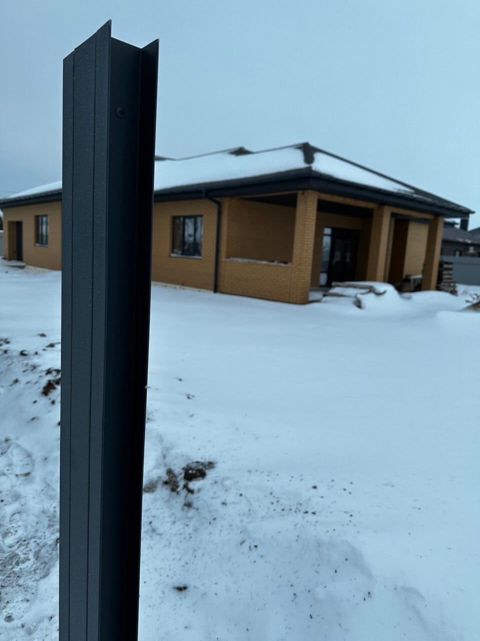Забор-жалюзи из ламелей еврожалюзи 57м RAL7024 Серый Графит МАТТЕ фото 3 в Казахстане