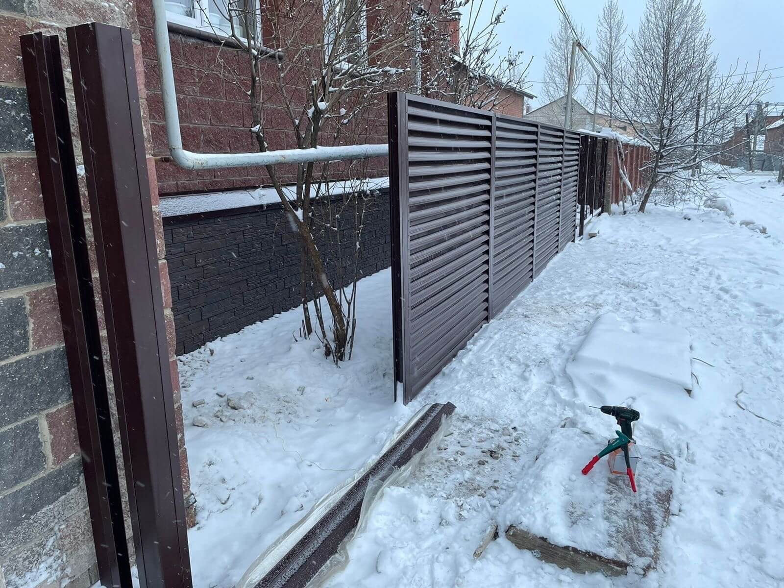 Забор из ламелей еврожалюзи 38м RAL8017/8017 Шоколад двусторонний фото 4 в Казахстане