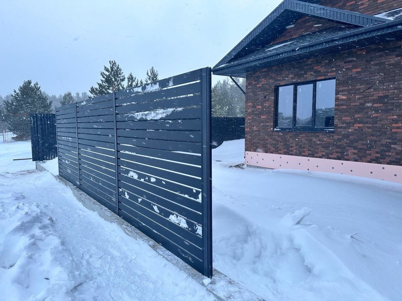 Забор-ранчо из металлопланкена 26м RAL7024 Серый Графит МАТТЕ в Казахстане