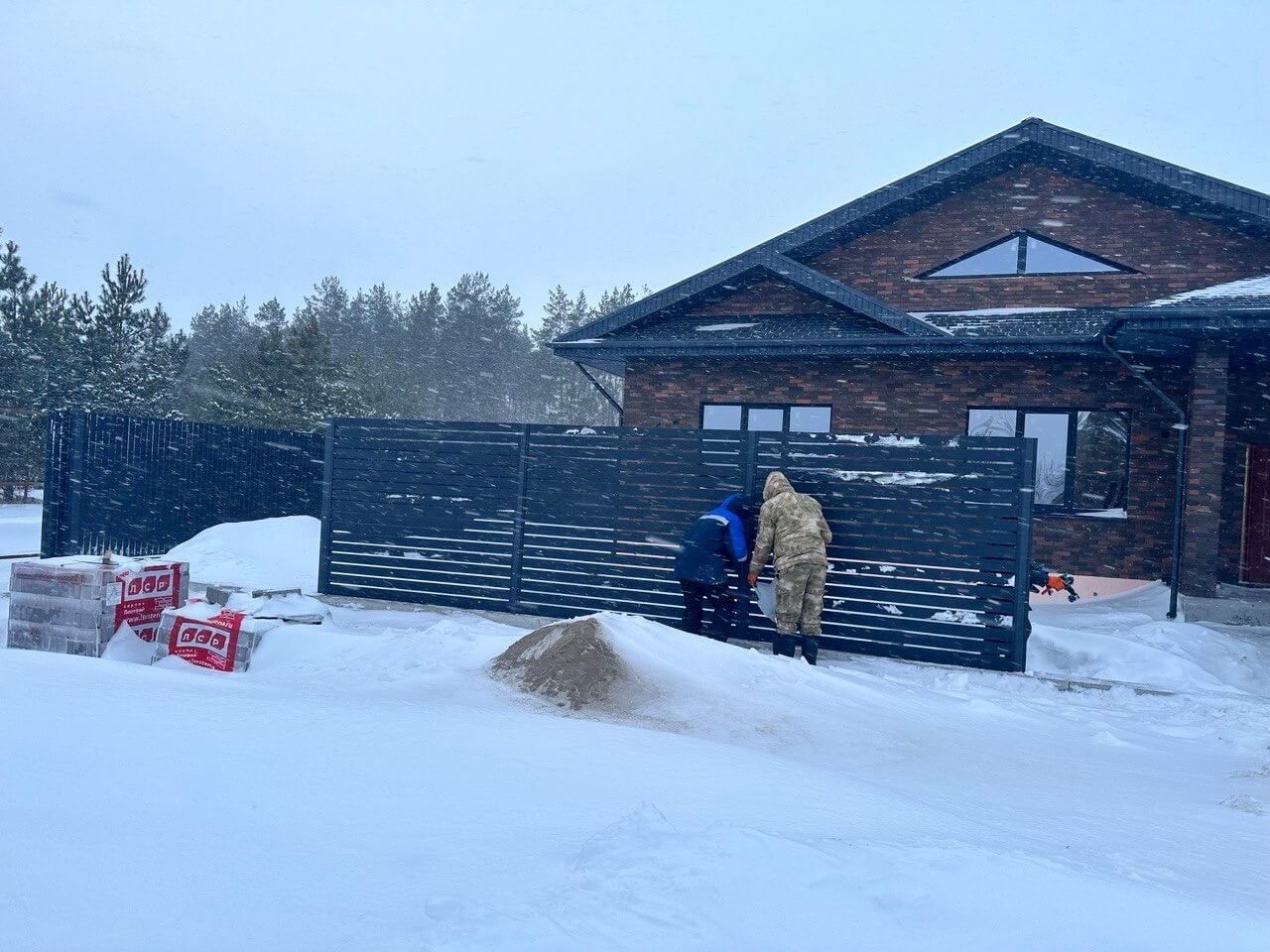 Забор-ранчо из металлопланкена 26м RAL7024 Серый Графит МАТТЕ фото 1 в Казахстане