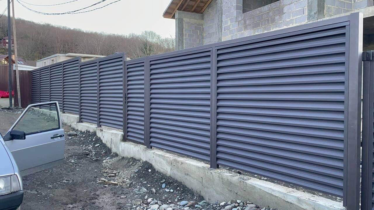 Забор-жалюзи из ламелей ЭКО-Z 54м RAL8019/8019 Темный Шоколад двусторонний в Казахстане
