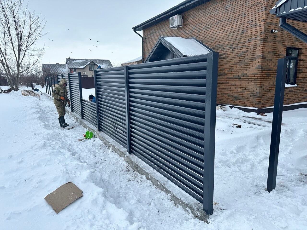 Забор-жалюзи из ламелей Еврожалюзи 32м RAL7024/7024 Серый Графит двусторонний фото 2 в Казахстане
