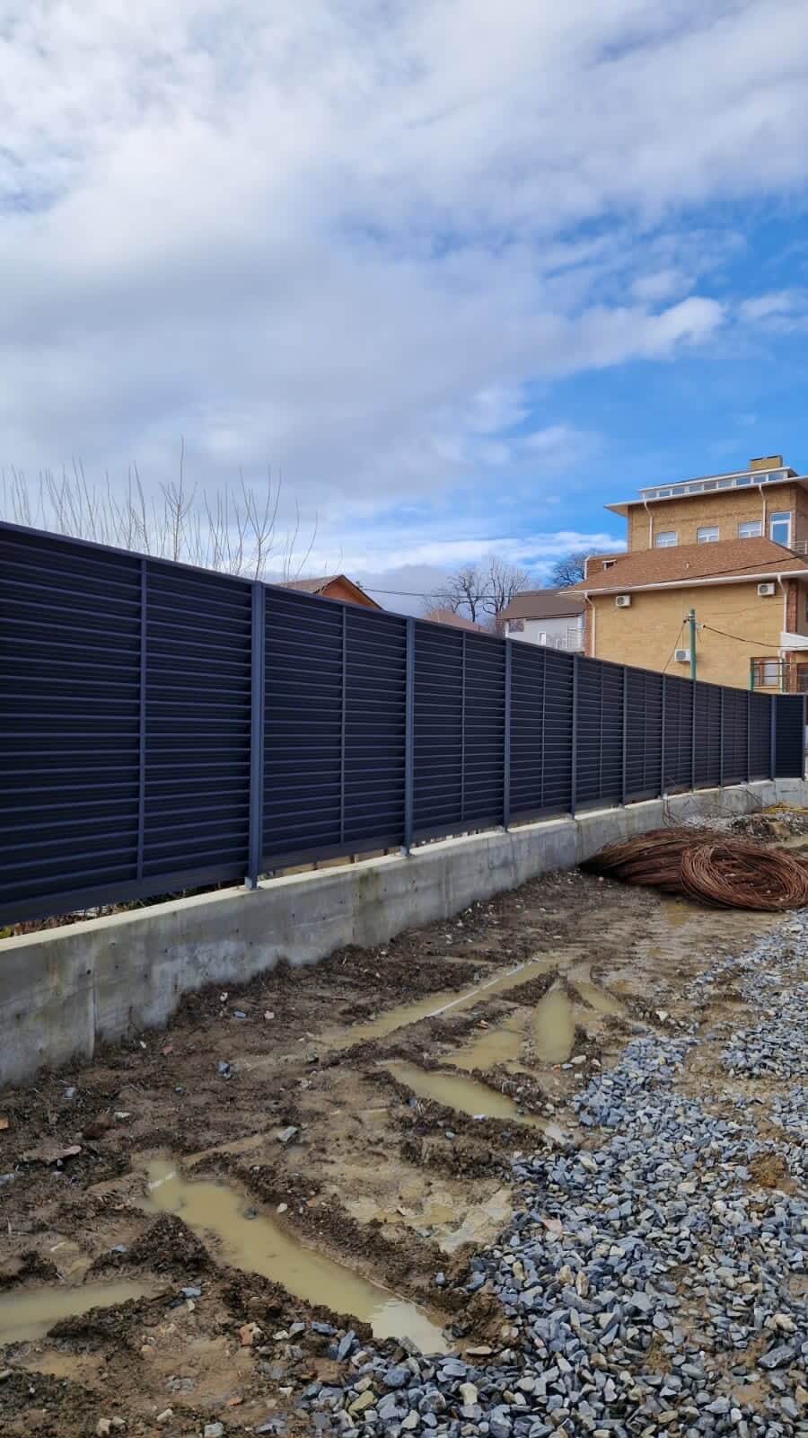 Забор-жалюзи из ламелей ЭКО-Z усиленных 87м RAL7024 Серый Графит матовый фото 6 в Казахстане