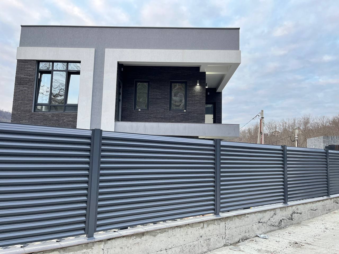 Забор-жалюзи из ламелей ЭКО-Z усиленных RAL7024/7024 Серый Графит двусторонний в Казахстане