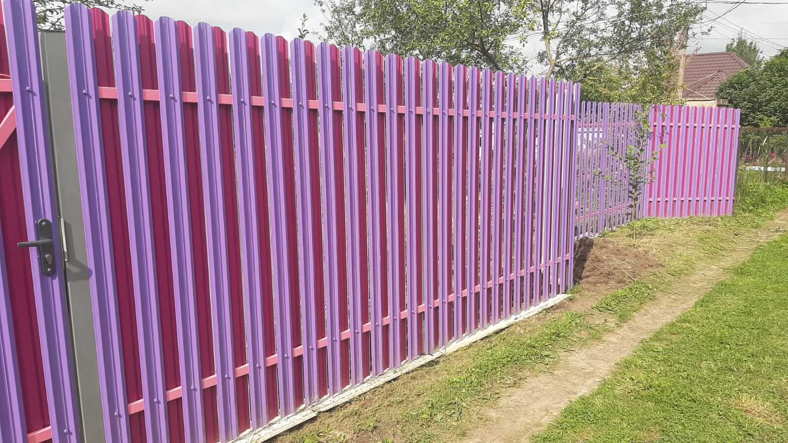 Двухцветный забор из евроштакетника 44м RAL4005 Сиреневый, RAL4006 Пурпурный фото 4 в Казахстане
