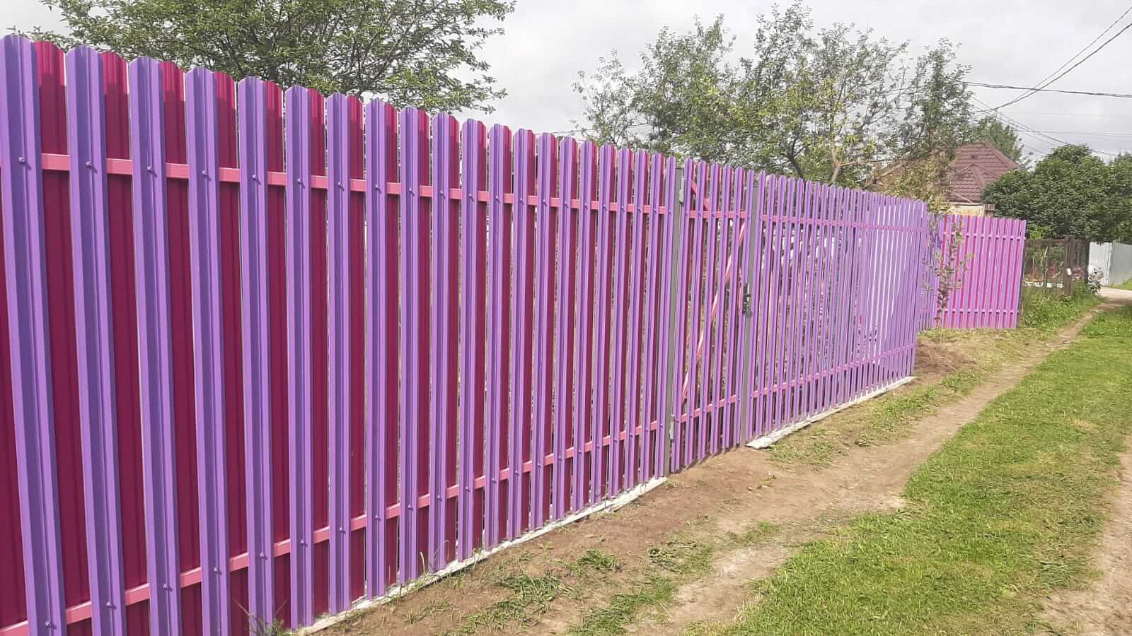 Двухцветный забор из евроштакетника 44м RAL4005 Сиреневый, RAL4006 Пурпурный фото 3 в Казахстане