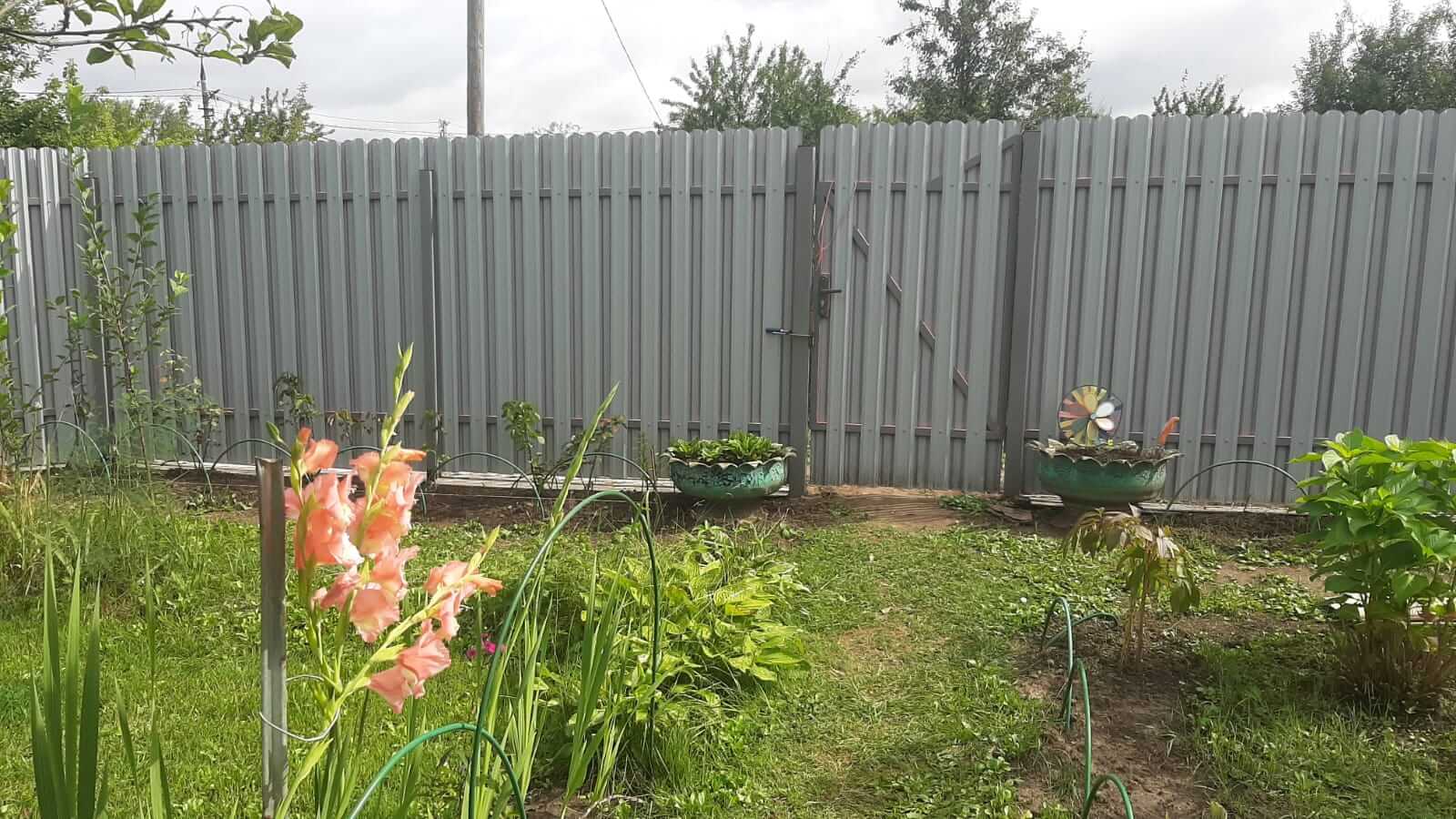 Двухцветный забор из евроштакетника 44м RAL4005 Сиреневый, RAL4006 Пурпурный фото 1 в Казахстане