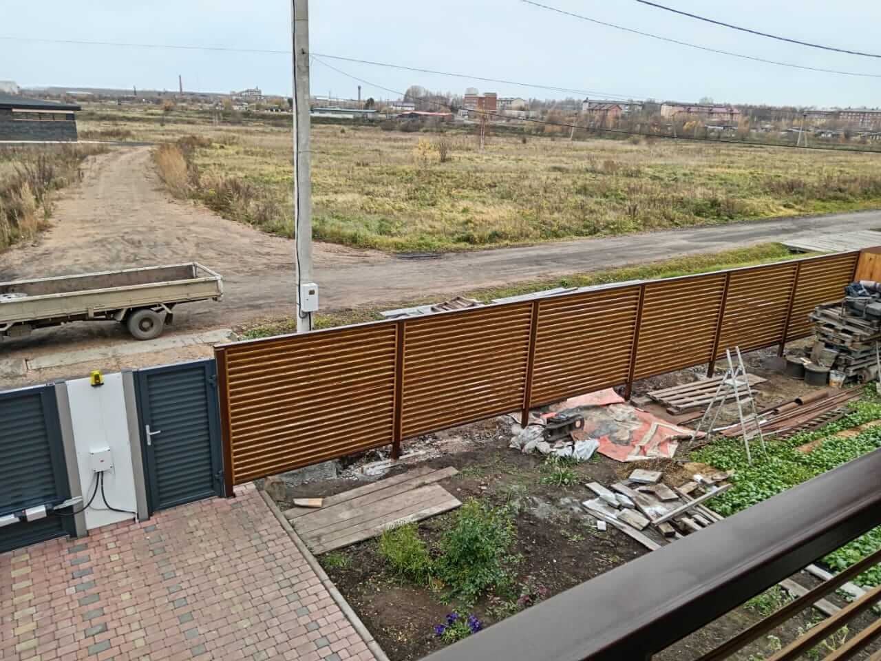 Забор-жалюзи 12м + балконное ограждение из ламелей Еврожалюзи Орех Миланский 3D Принтек фото 2 в Казахстане