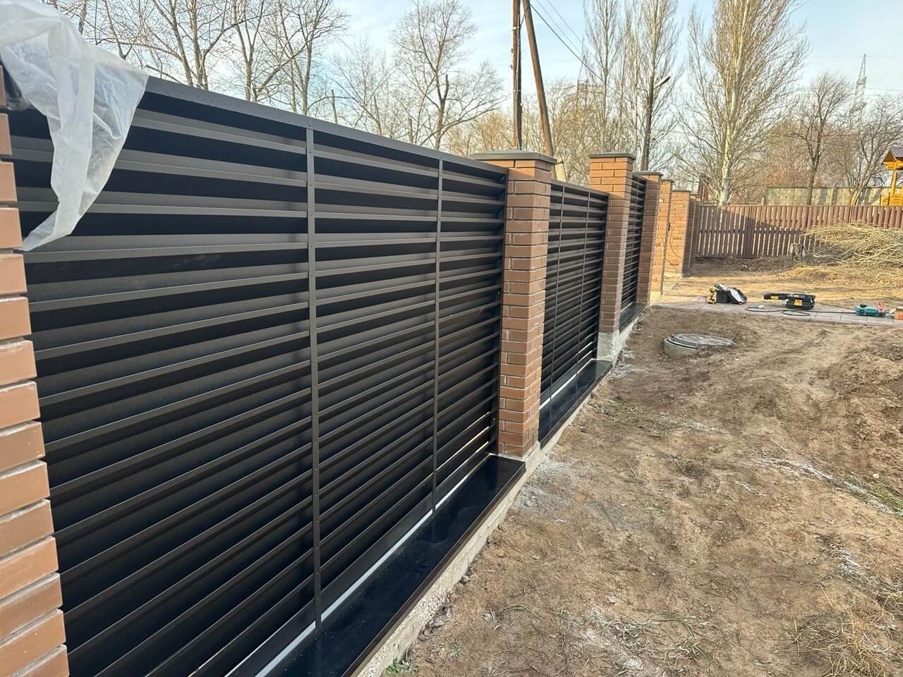 Забор-жалюзи из ламелей Хай-Тек 16м RAL9005/9005 Черный двусторонний МАТТЕ фото 1 в Казахстане