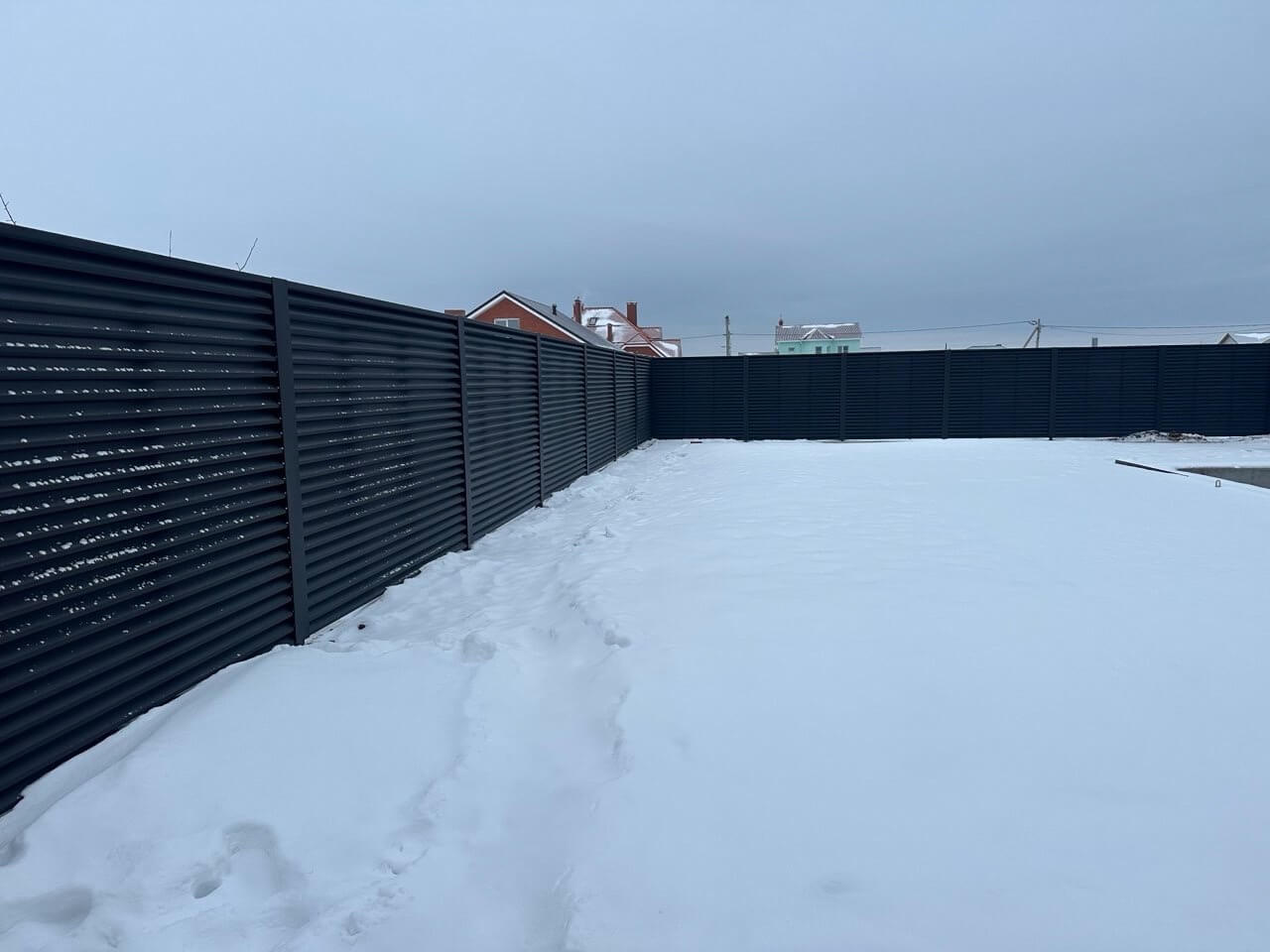 Забор-жалюзи из ламелей ЭКО-Z 130м RAL9005 Черный МАТТЕ фото 3 в Казахстане