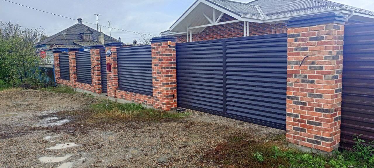 Забор-жалюзи из ламелей Реснички 22м RAL8019/8019 Темный Шоколад двусторонний фото 5 в Казахстане