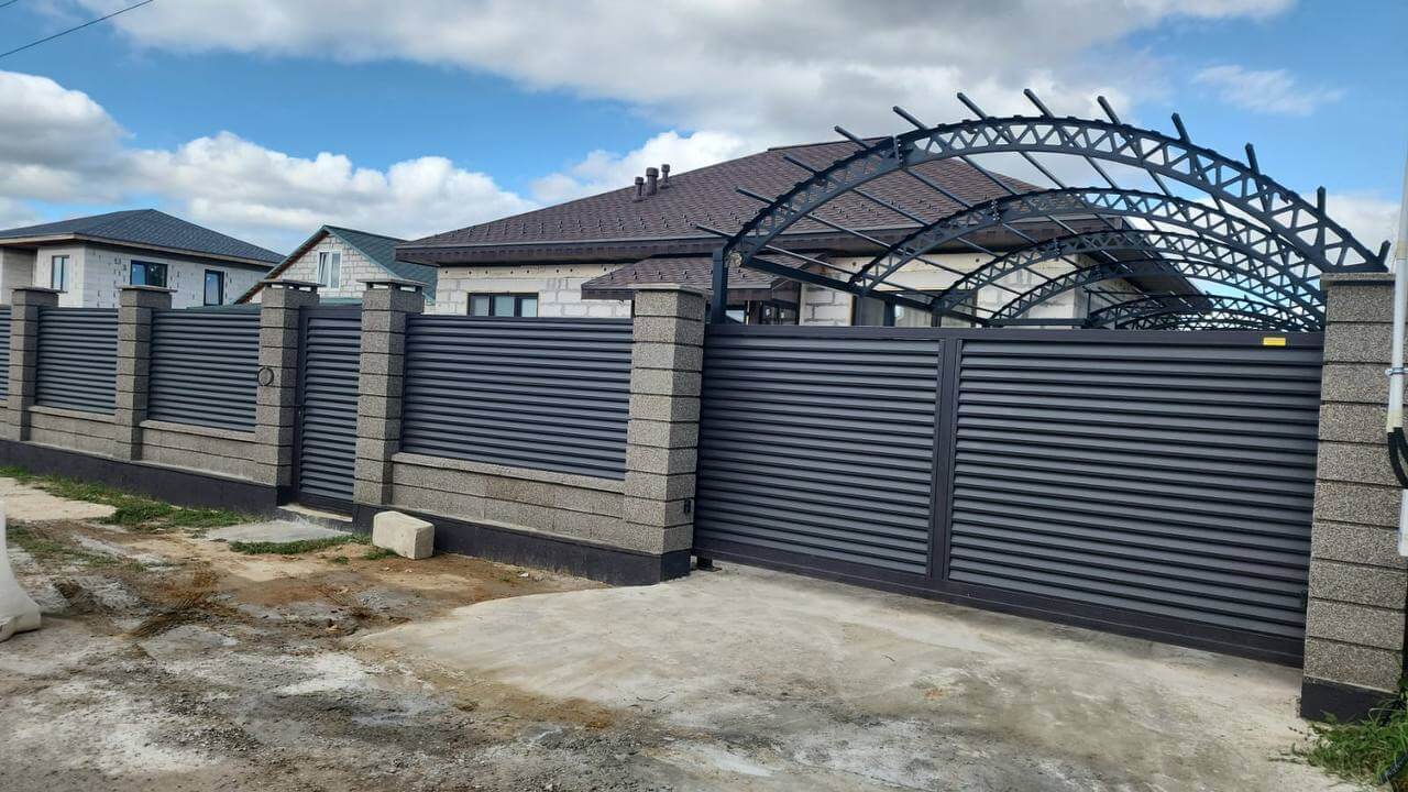 Забор-жалюзи из ламелей Реснички 27м RAL8019/8019 Темный Шоколад двусторонний МАТТЕ фото 2 в Казахстане