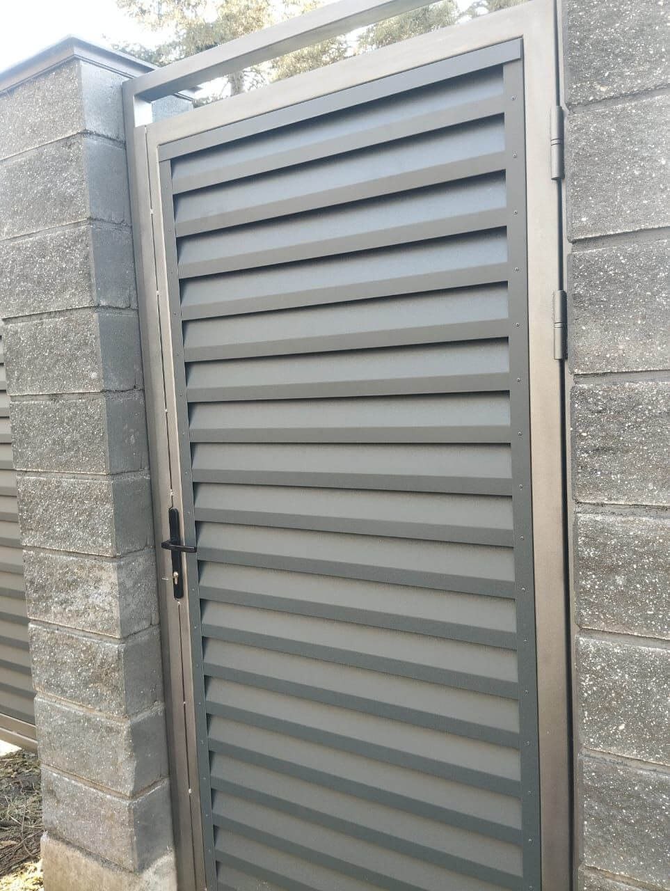 Откатные ворота с калиткой из ламелей Реснички RAL7024/7024 Серый Графит двусторонний МАТТЕ фото 2 в Казахстане