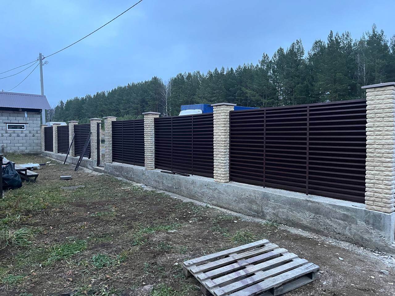 Забор-жалюзи из ламелей ЭКО-Z 18м RAL8017/8017 Шоколад двусторонний фото 3 в Казахстане