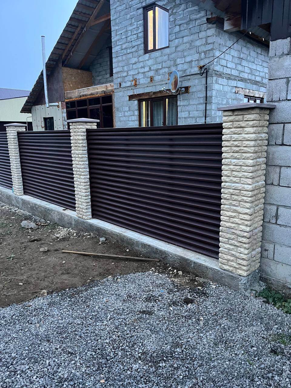 Забор-жалюзи из ламелей ЭКО-Z 18м RAL8017/8017 Шоколад двусторонний фото 2 в Казахстане