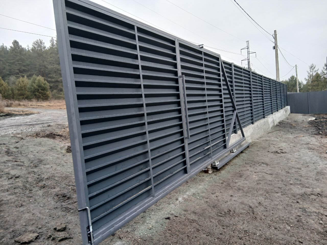 Забор-жалюзи из ламелей Хай-Тек 37м RAL7024/7024 Серый Графит двусторонний МАТТЕ фото 7 в Казахстане