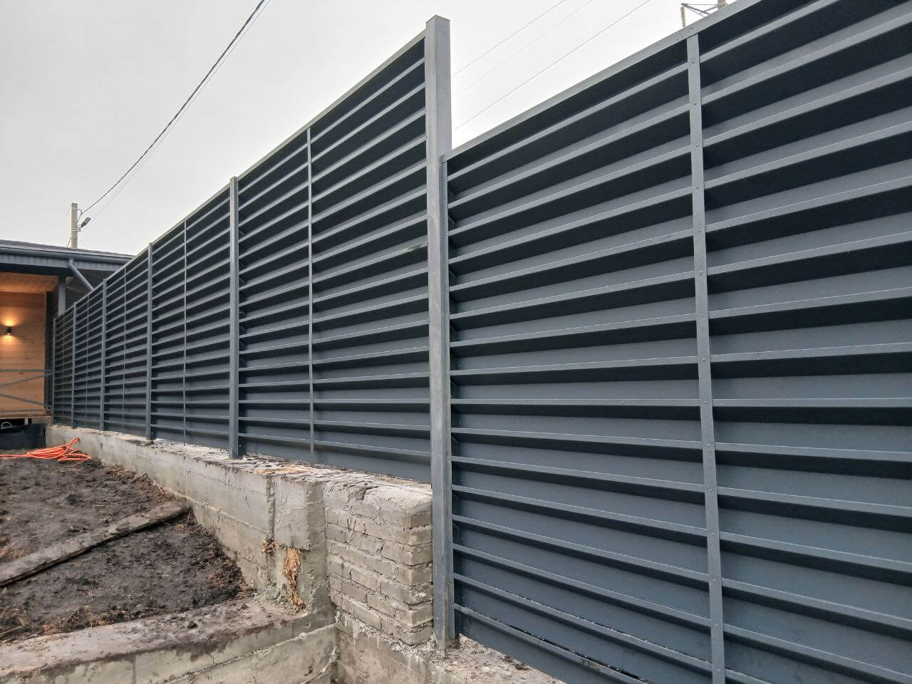 Забор-жалюзи из ламелей Хай-Тек 37м RAL7024/7024 Серый Графит двусторонний МАТТЕ фото 6 в Казахстане