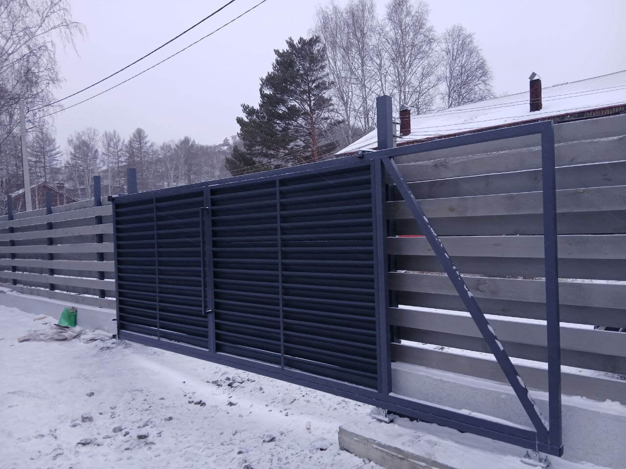 Входная группа из ламелей Хай-Тек RAL7024/7024 Серый Графит двусторонний МАТТЕ фото 4 в Казахстане