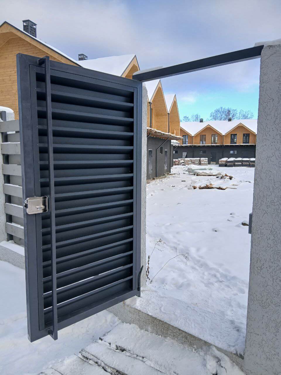 Входная группа из ламелей Хай-Тек RAL7024/7024 Серый Графит двусторонний МАТТЕ фото 21 в Казахстане